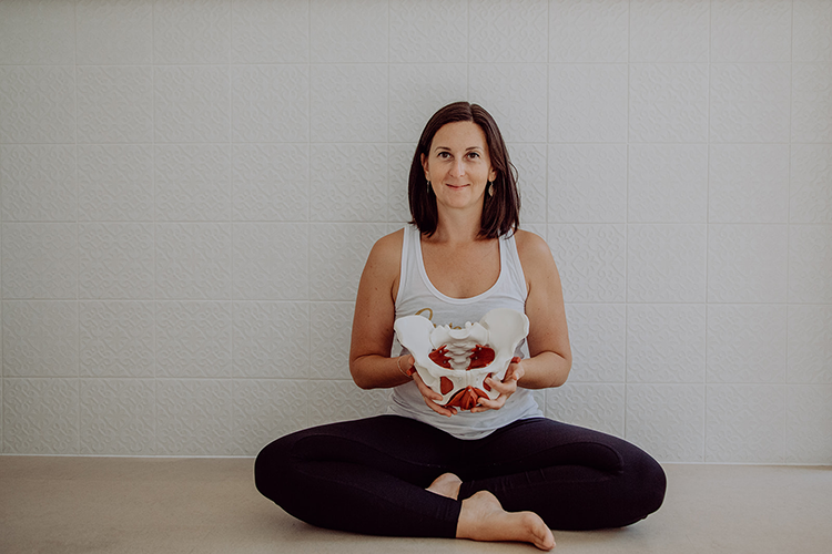 SuperActive Trainerin Sara mit einem Modell des Beckenbodens für den Workshop Beckenboden FIT