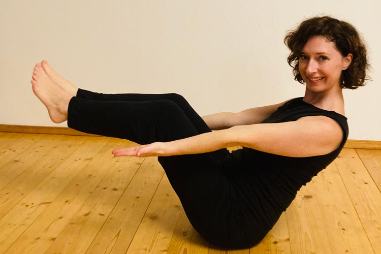 Mama Baby Yoga-Trainerin Lisa Billicsich in Yoga-Pose