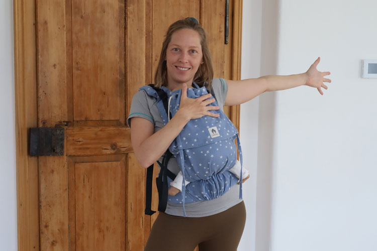 SuperActive-Trainerin Kerstin in Mama Baby Tanz-Pose