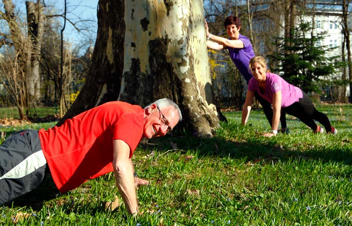 Ein Senior beim Outdoor Fitness Training von SuperActive