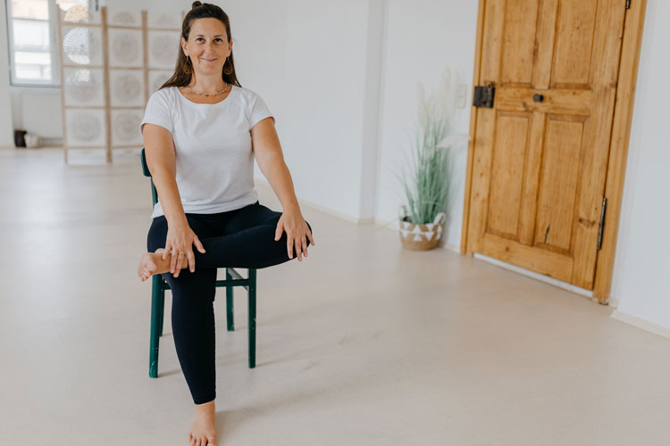 Yogatrainerin Sara Katu zeigt wie Sesselyoga geht