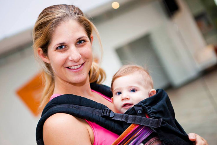 Trageberaterin Manuela Huss mit ihrem Baby in der Babytrage