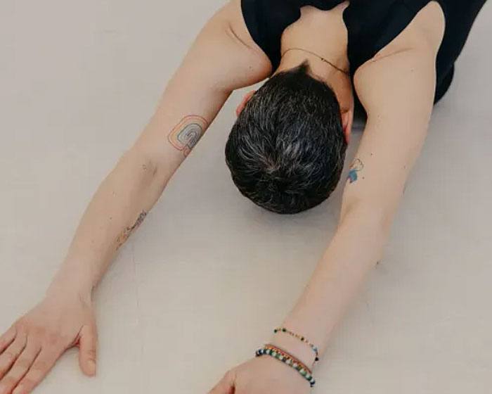 SuperActive Trainerin in Yin Yoga-Pose