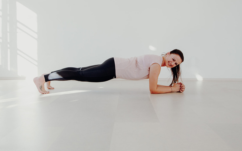 SuperActive Fitness-Trainerin Kerstin Trinker in Liegestützposition