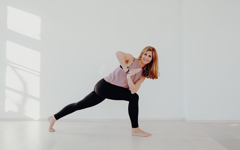 SuperActive-Gründerin und Fitness-Trainerin Manuela Huss in Yogapose