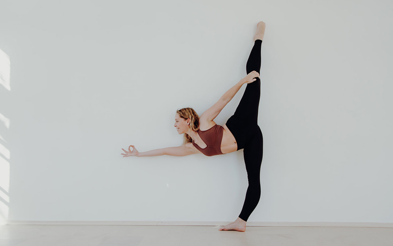 SuperActive Yoga-Trainerin Kerstin Messner in Yogapose