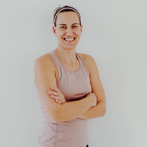 Superactive Yoga-, Deepwork- und BodyArt-Trainerin Kerstin Kesnar mit Faszienrolle
