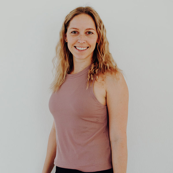 SuperActive-Trainerin Kerstin in Mama Baby Tanz-Pose