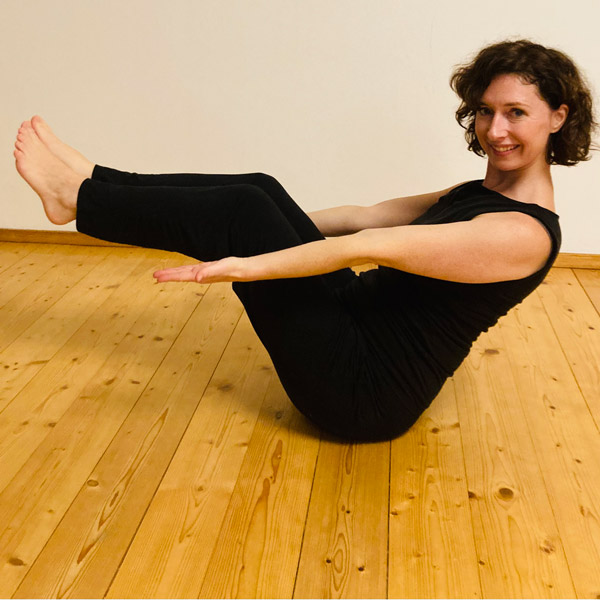 Mama-Baby-Yoga-Trainerin Lisa Billicsich in Yogapose