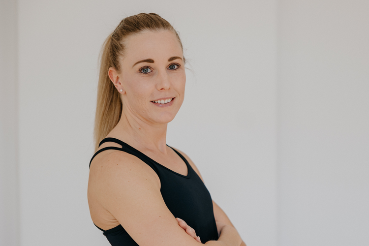 SuperActive-Gründerin und Fitness-Trainerin Manuela Huss in Yogapose