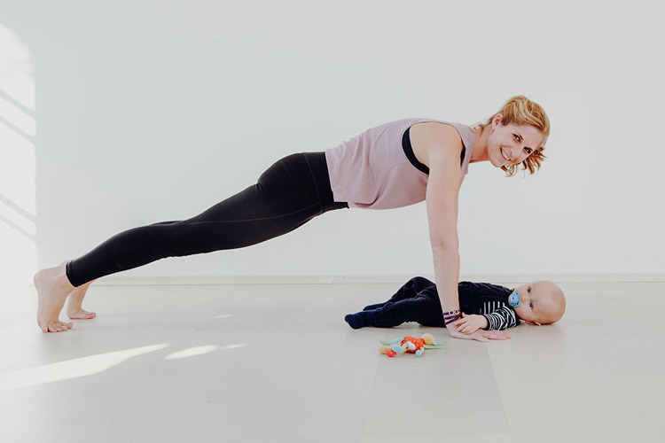 SuperActive Trainerin Manuela Huss trainiert gemeinsam mit Baby beim Mama Baby FIT