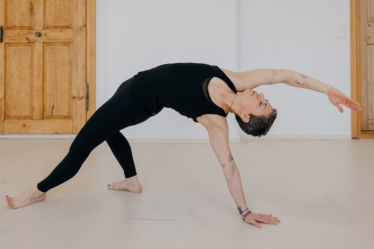 SuperActive-Trainerin Jasmin Danesh Pajuh beim Power Yogaeim Kurs Yoga Level 1-2