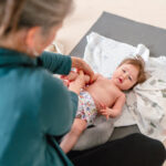 Babymassage, Babyyoga: Unterschiedliche Techniken für spezielle Themen wie Koliken, Zahnen, Sichelfüße uvm.