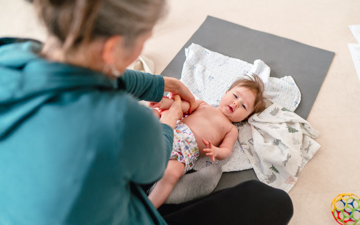 Babymassage, Babyyoga: Unterschiedliche Techniken für spezielle Themen wie Koliken, Zahnen, Sichelfüße uvm.